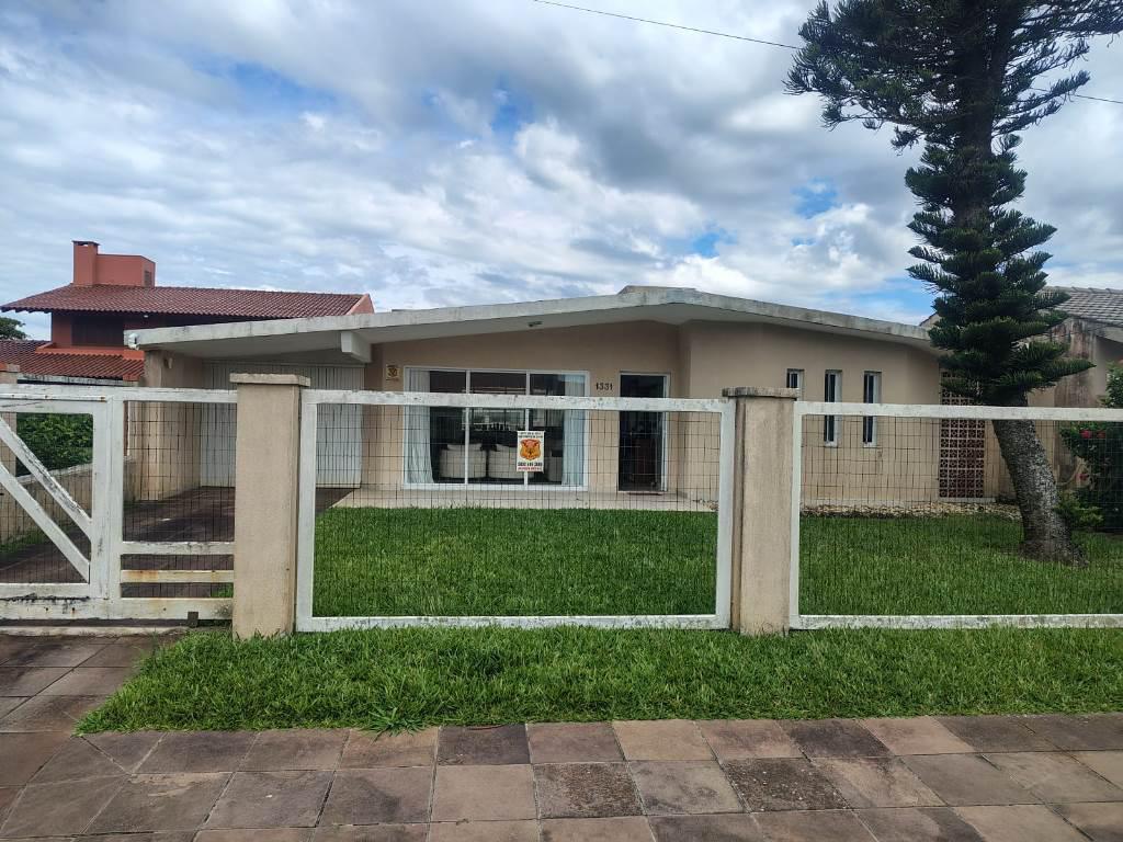 Casa Mobiliada à venda em Xangri-Lá, Centro, próxima do mar - 199.63m²