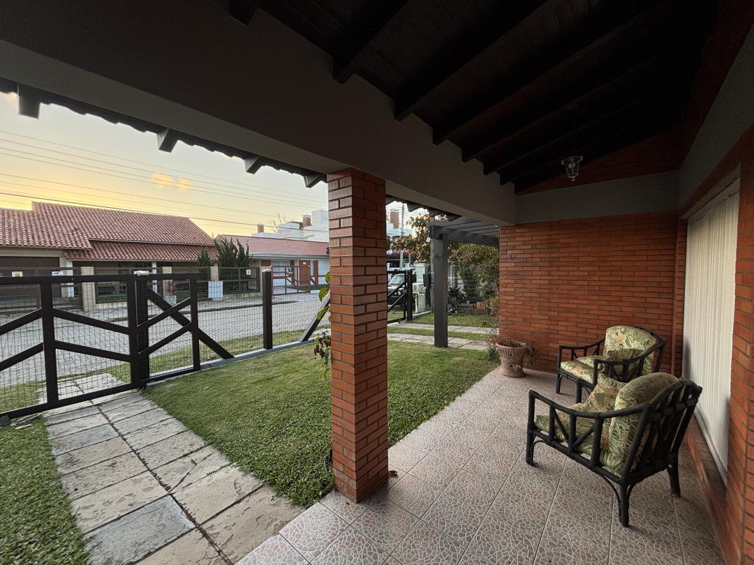 Sobrado Mobiliado com Piscina no Centro de Xangri-Lá, próximo do mar - Venda