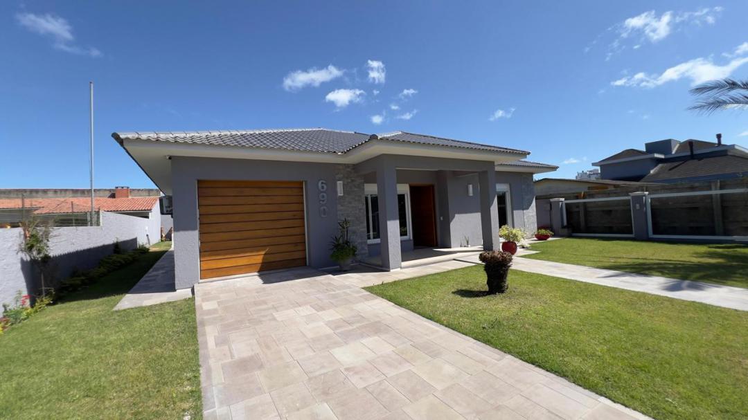 Casa Mobiliada em Atlântida, Xangri-Lá - 240m² Próxima do mar e divisa com Capão da Canoa - Venda