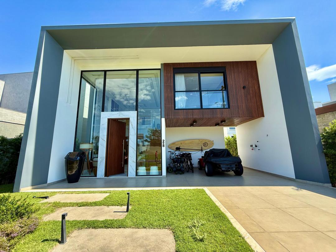 Casa em Condominio Mobiliada em Condominio Riviera Xangri-La, fundos para o lago - Venda em Xangri-Lá