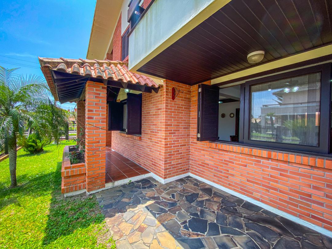 Sobrado Mobiliado à venda em Xangri-Lá, Centro na divisa com Atlântida, próximo do mar - 344m²