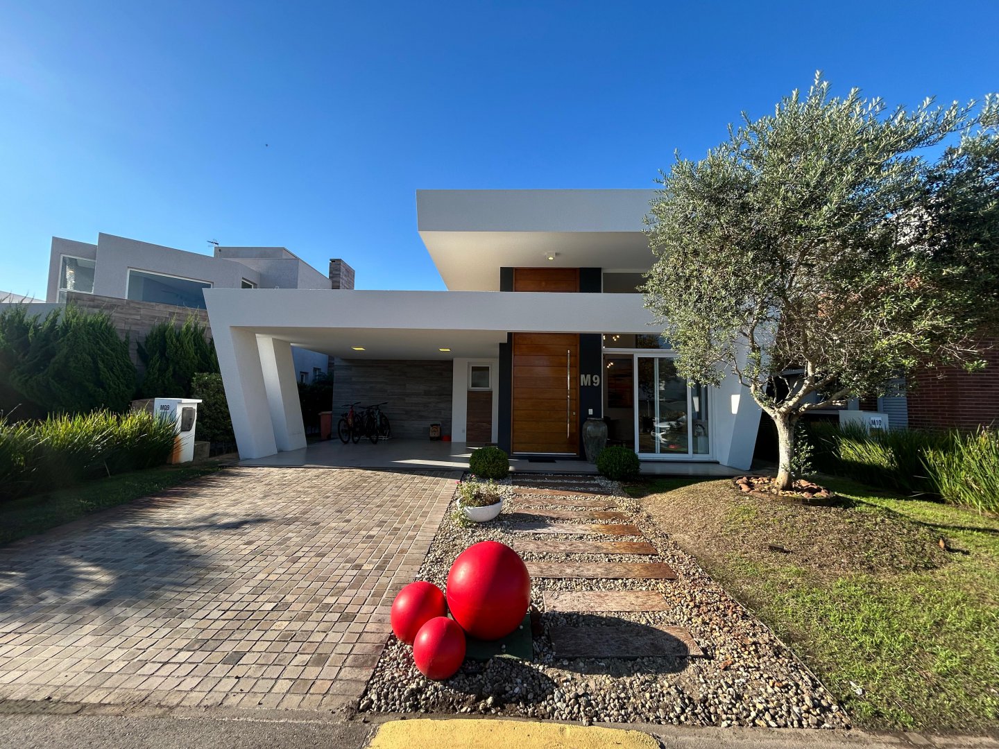 Casa térrea com piscina a beira algo no Condominio Malibu em Xangri-Lá.