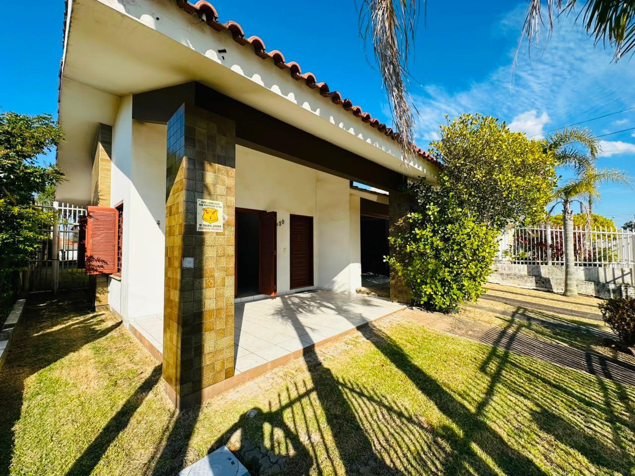 Casa Mobiliada à Venda no Centro de Xangri-Lá 189.45m2, próxima do mar com dependência!