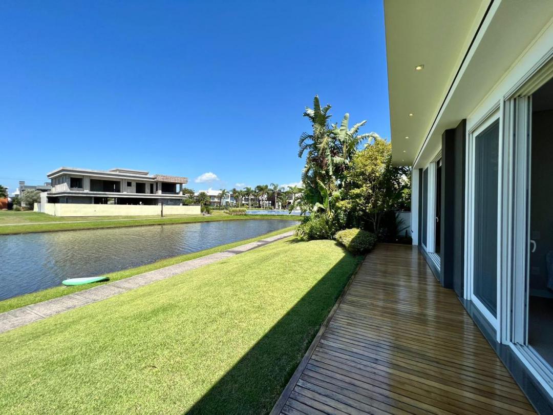 Casa em Condominio à venda em Capão da Canoa - Condominio Capão Ilhas Resort, Mobiliada, com Piscina e Varanda