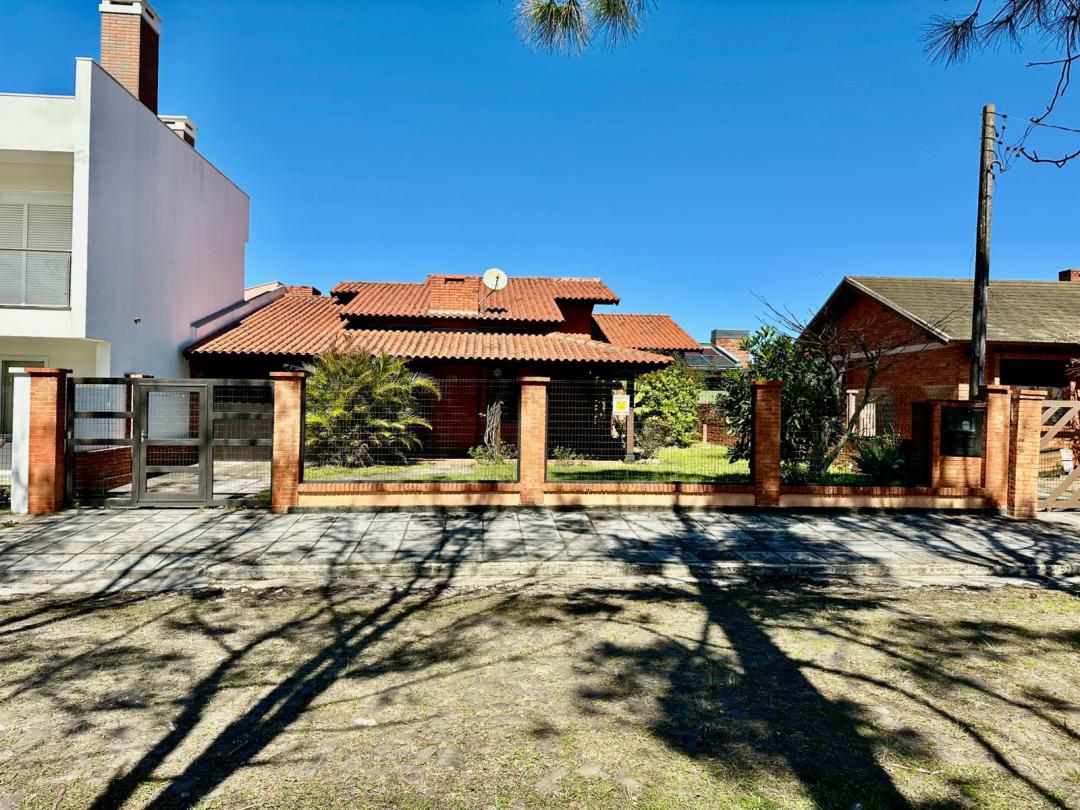 Casa Mobiliada à venda em Xangri-Lá, Centro, próxima do mar, frente norte e área verde - 134m²