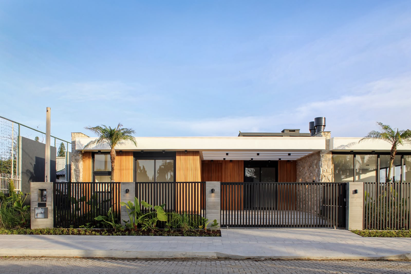 Casa à Venda em C.C.I- Extensão Atlântida II: 177m² de Área Construída