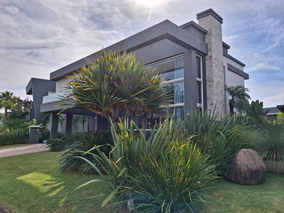 Casa de Luxo em Condominio Malibu Beach Residence - 322m², Piscina e Quadras Esportivas