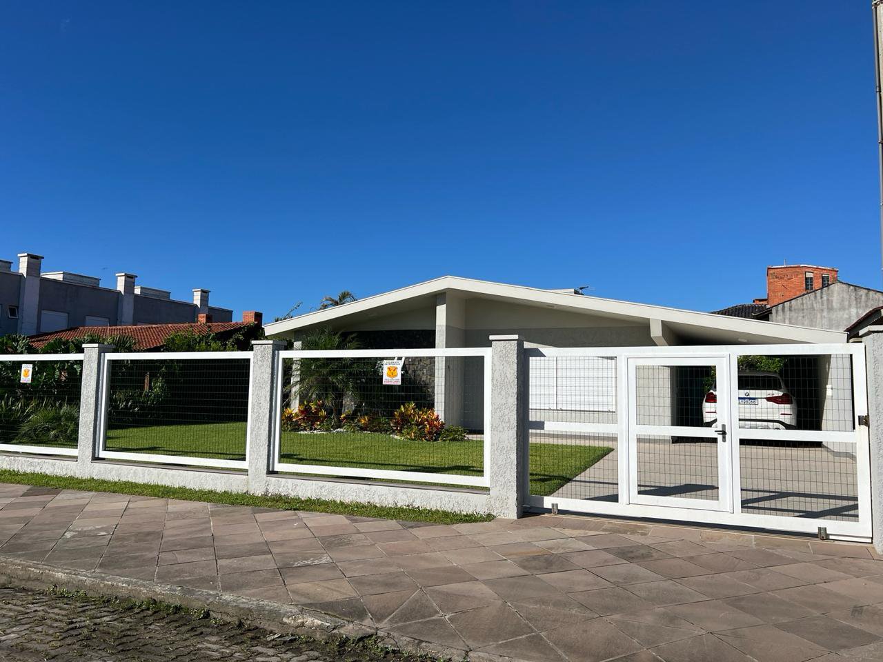 Casa Mobiliada com Piscina no Centro de Xangri-Lá, próxima do mar, de avenida - Venda