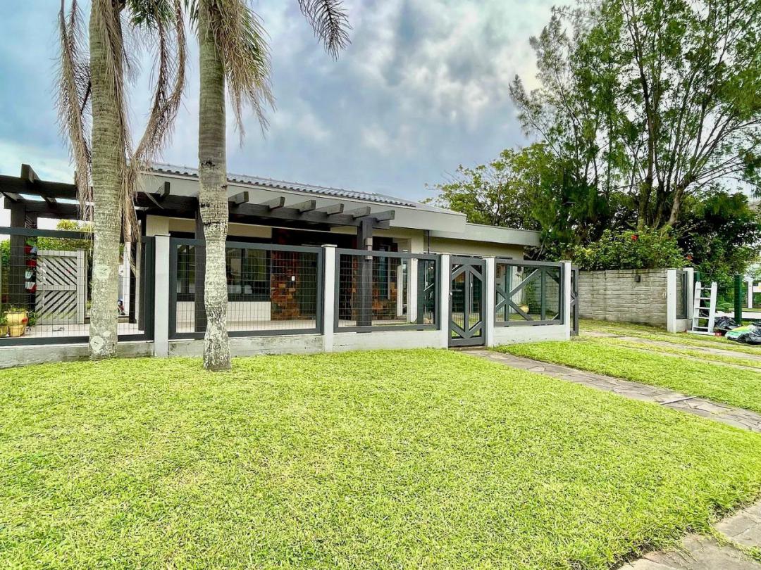 Casa Mobiliada com Piscina em Xangri-Lá no Centro - Venda