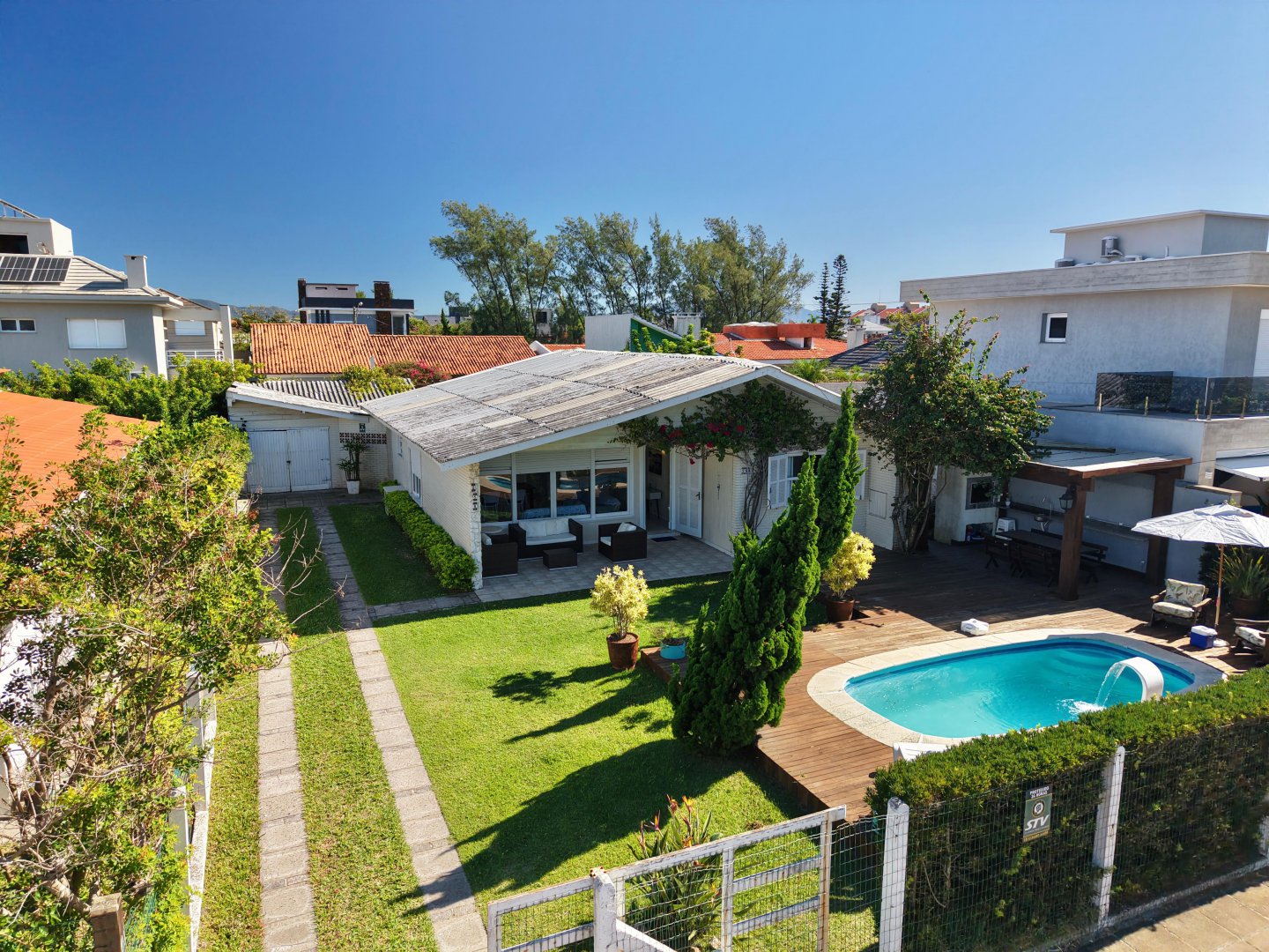 Casa mobiliada com piscina em Atlântida, Xangri-Lá, próxima do mar - Venda