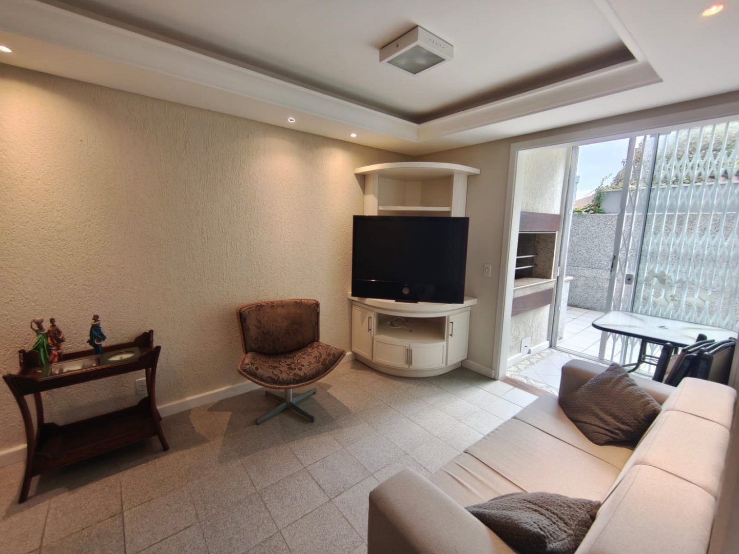 Apartamento com terraço 80m2 mobiliado à venda no Edificio Araruama em Atlântida Xangri-Lá