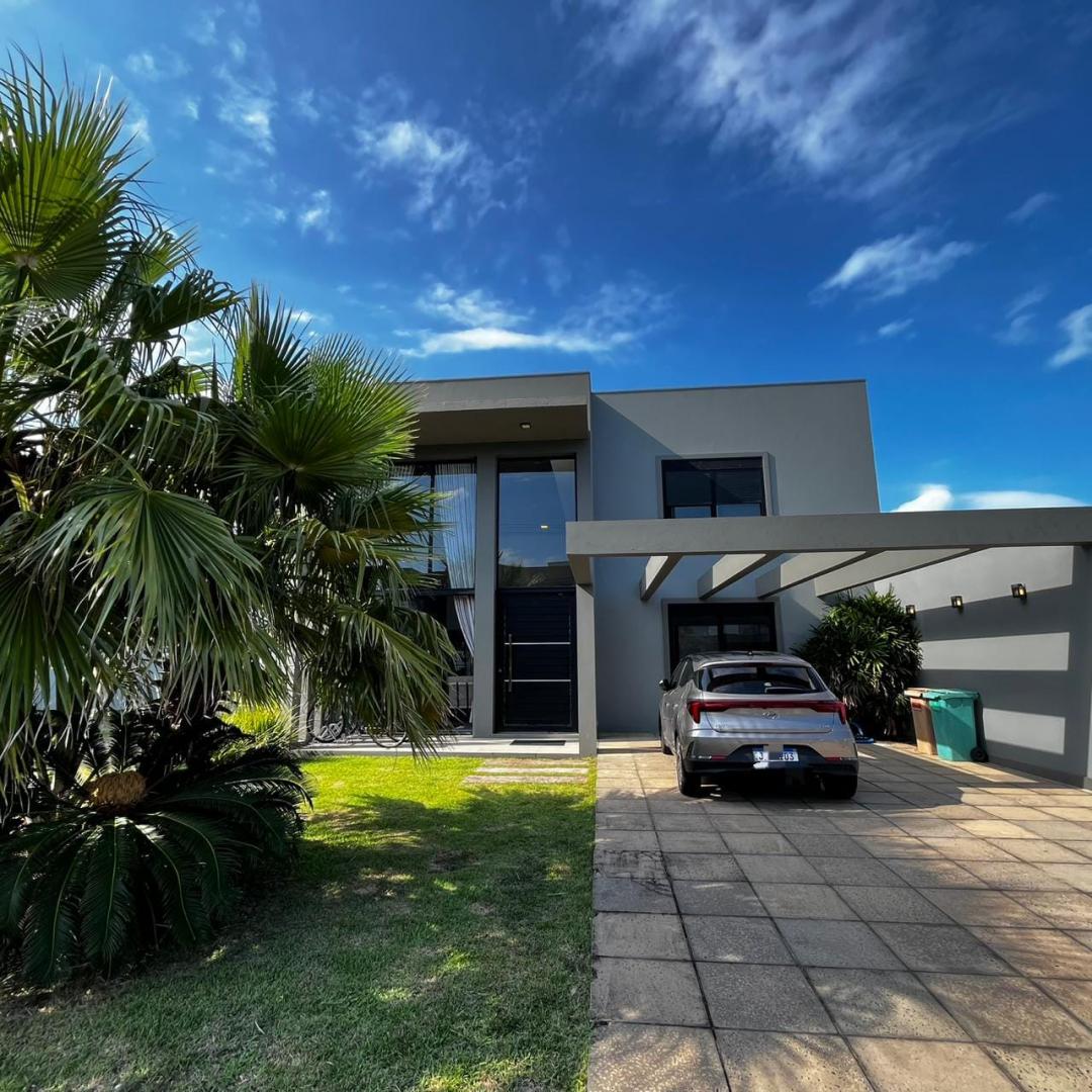 Casa em Condominio, beira lago Mobiliada em Condominio Blue Xangri-La - Venda em Xangri-Lá
