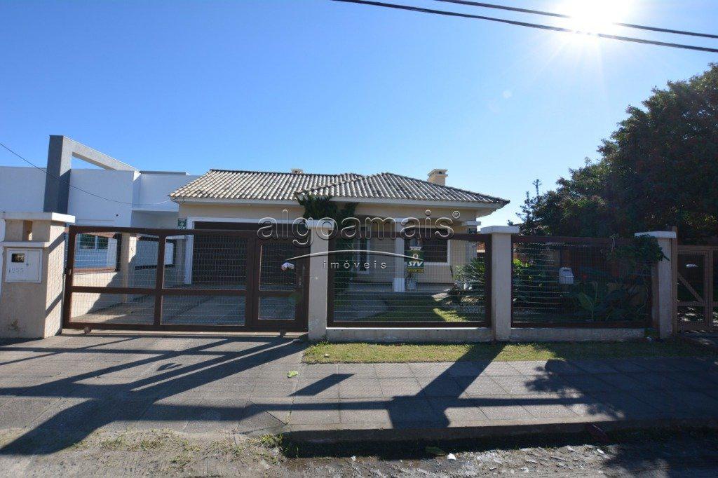 Casa mobiliada com piscina e lareira no Centro de Xangri-Lá - Venda