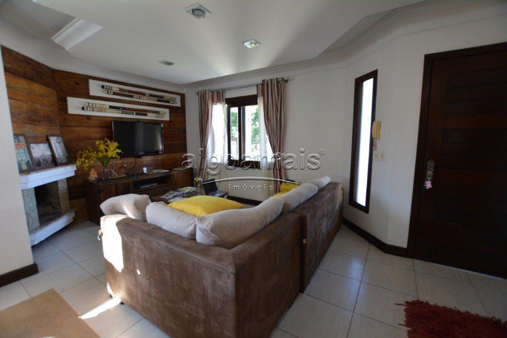 Casa mobiliada com piscina e lareira no Centro de Xangri-Lá - Venda