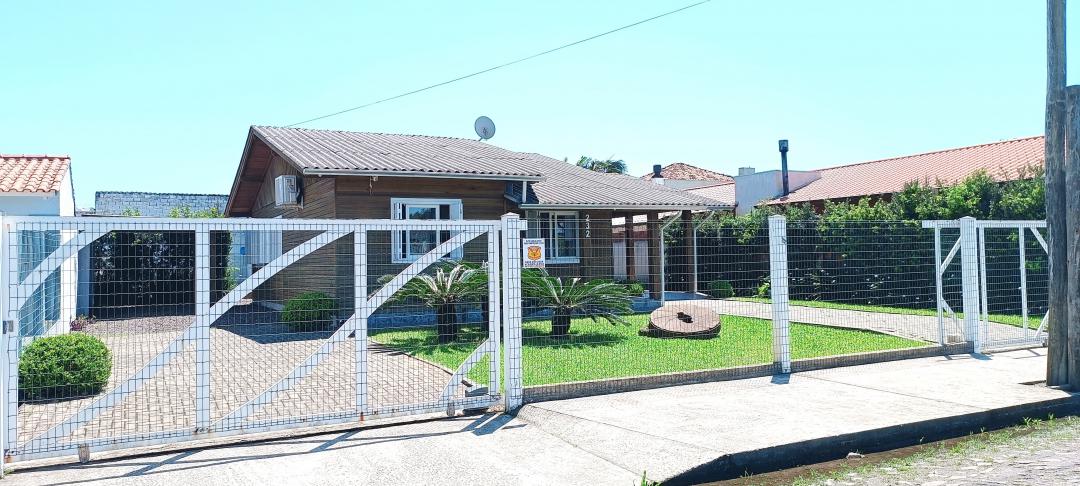 Casa semi-mobiliada com piscina em Atlântida, Xangri-Lá: oportunidade única