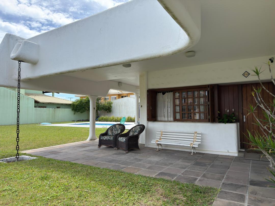 Casa mobiliada com piscina em Atlântida, 1 quadra do mar, 2 terrenos, Xangri-Lá- Venda