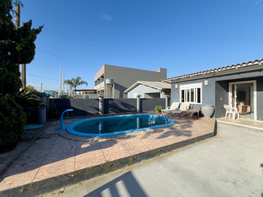 Casa Mobiliada à venda em Xangri-Lá, Noiva do Mar, com piscina e churrasqueira