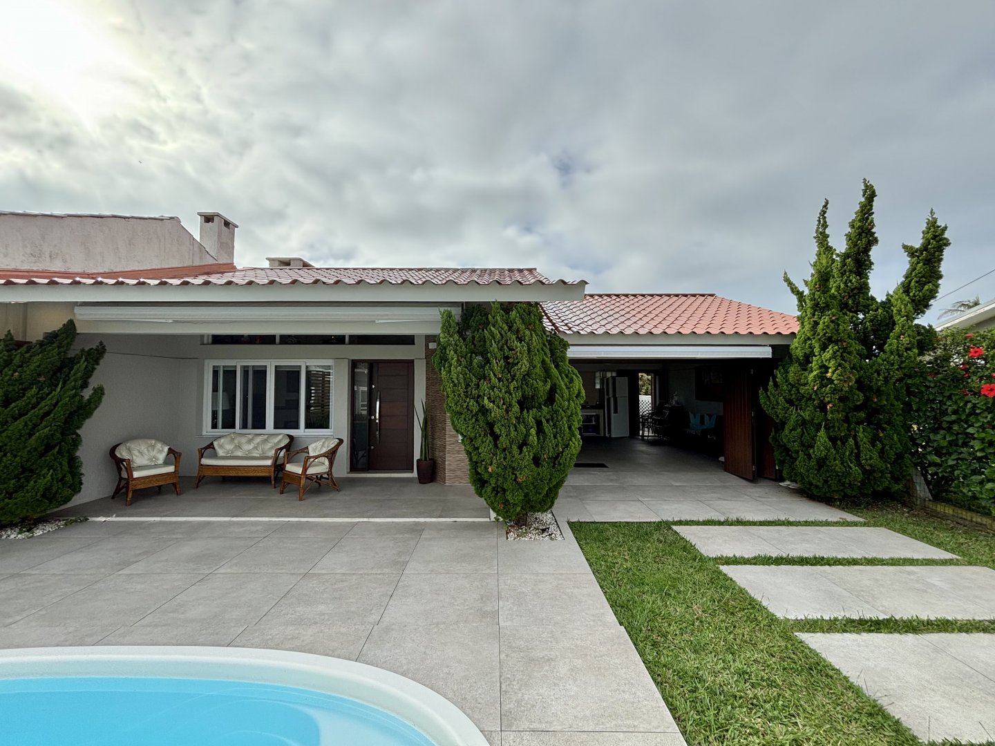 Casa Mobiliada à Venda no Centro de Xangri-Lá com Piscina aquecida e 191m², próxima do mar, divisa com Atlântida!