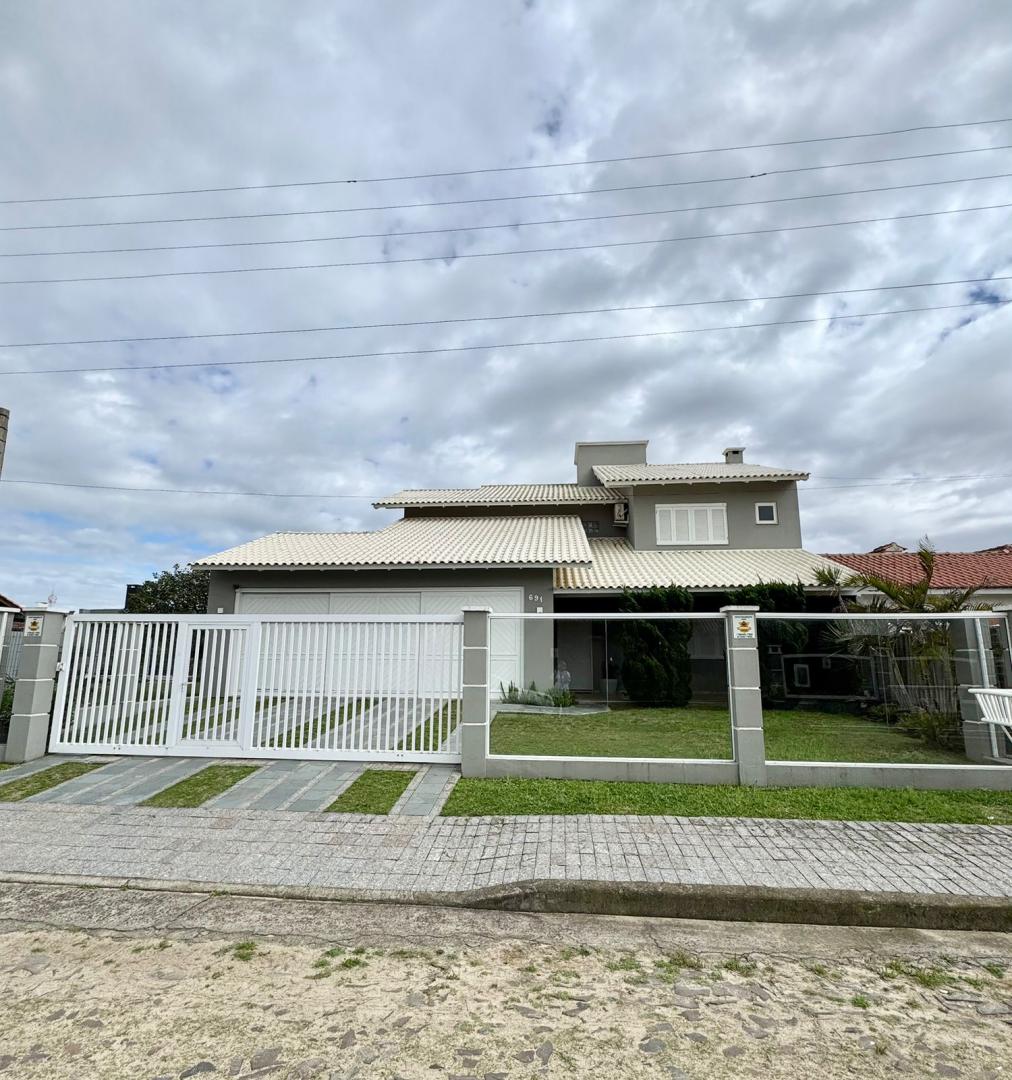 Sobrado Mobiliado à venda em Xangri-Lá, Bairro Remanso, próximo do mar - 341.6m²