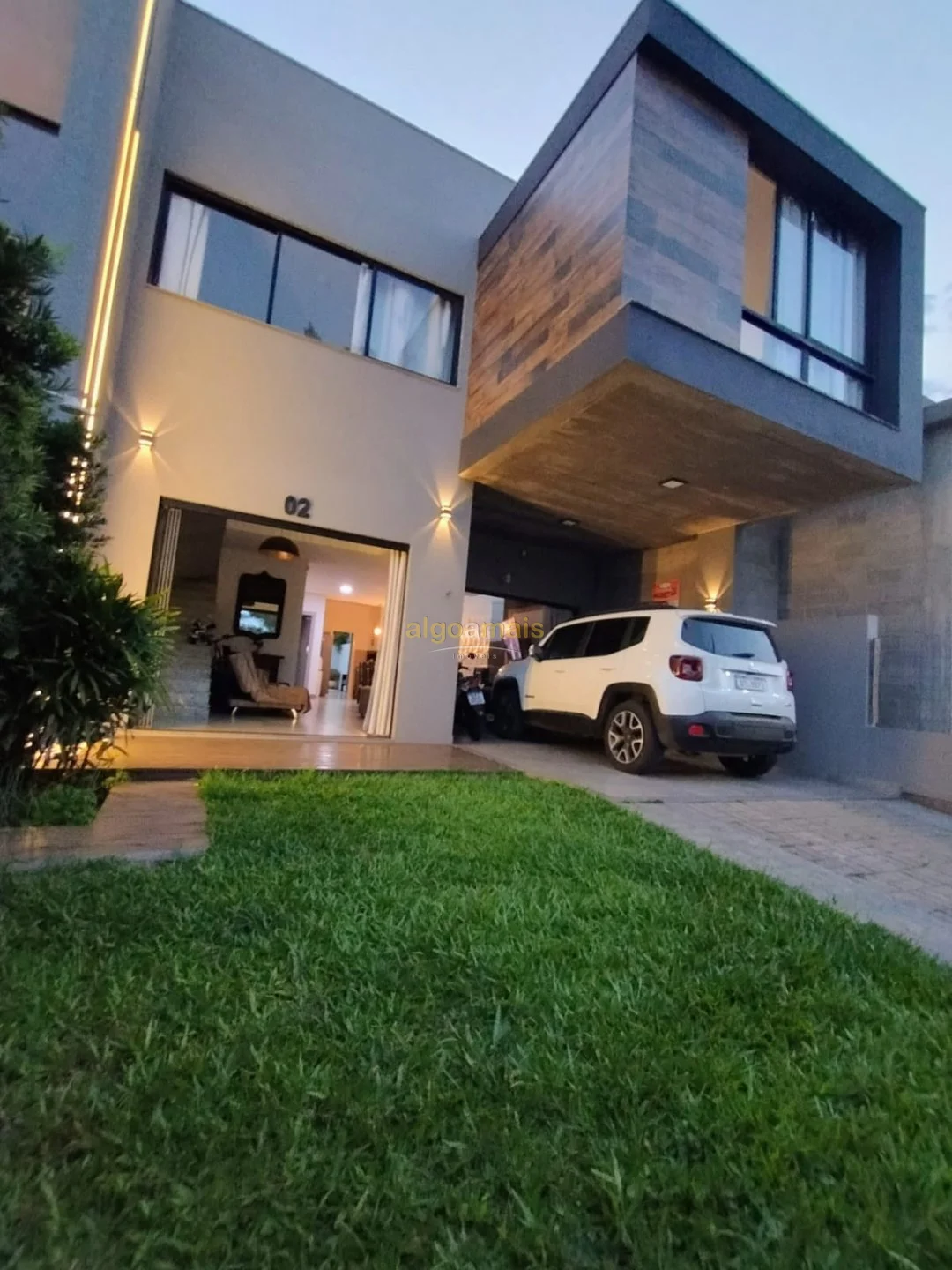 Sobrado com piscina à venda no Centro de Xangri-Lá