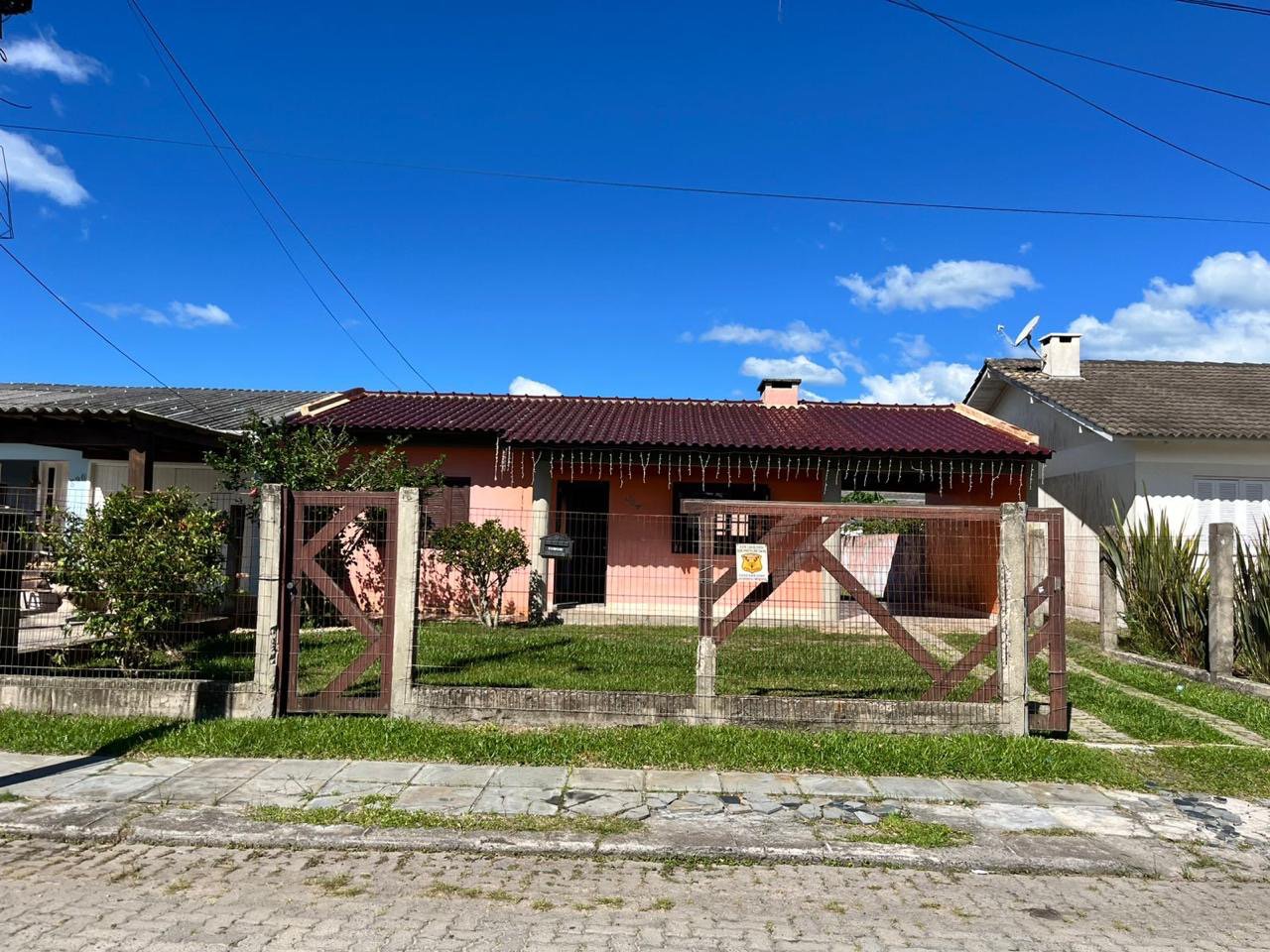 Casa semimobiliada à venda no Centro de Xangri-Lá com 84m2