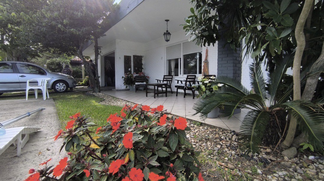Casa mobiliada com piscina à venda em Atlântida, Xangri-Lá, esquina
