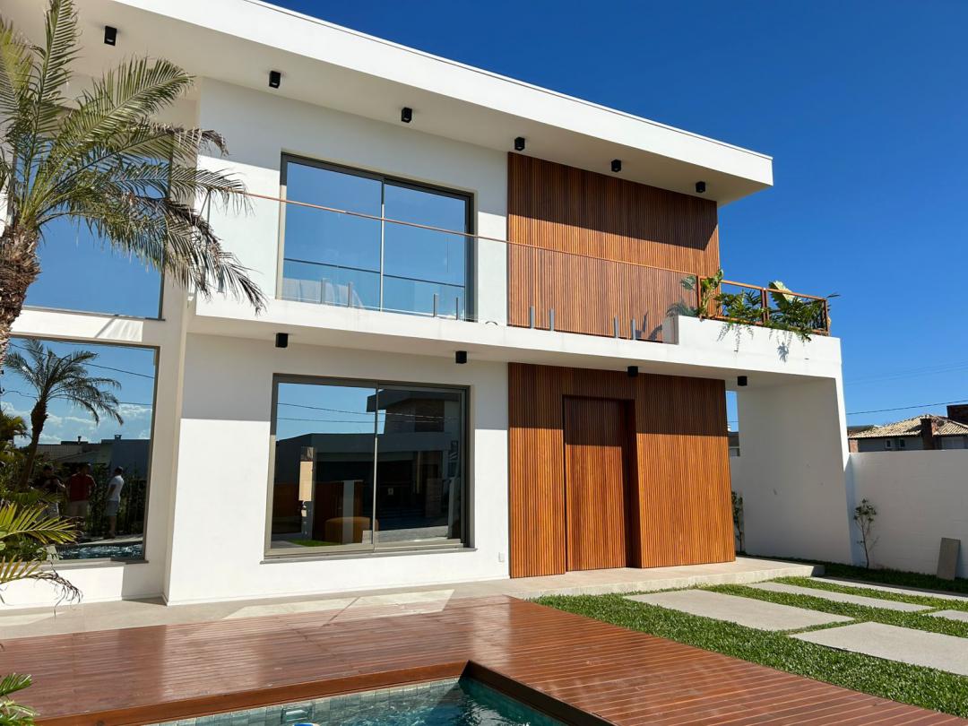 Sobrado à Venda em Xangri-Lá: 210m², Churrasqueira e Lareira no Centro