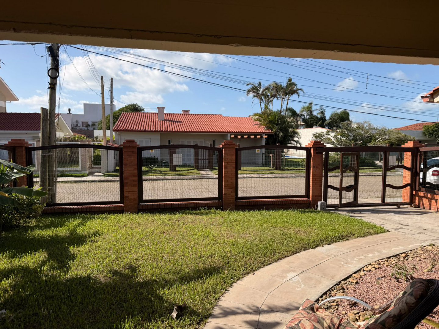 Casa mobiliada à venda no centro de Xangri-Lá com 288m2, próxima do mar