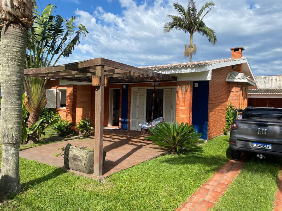 Casa em 2 terrenos na praia de Atlântida, frente leste!