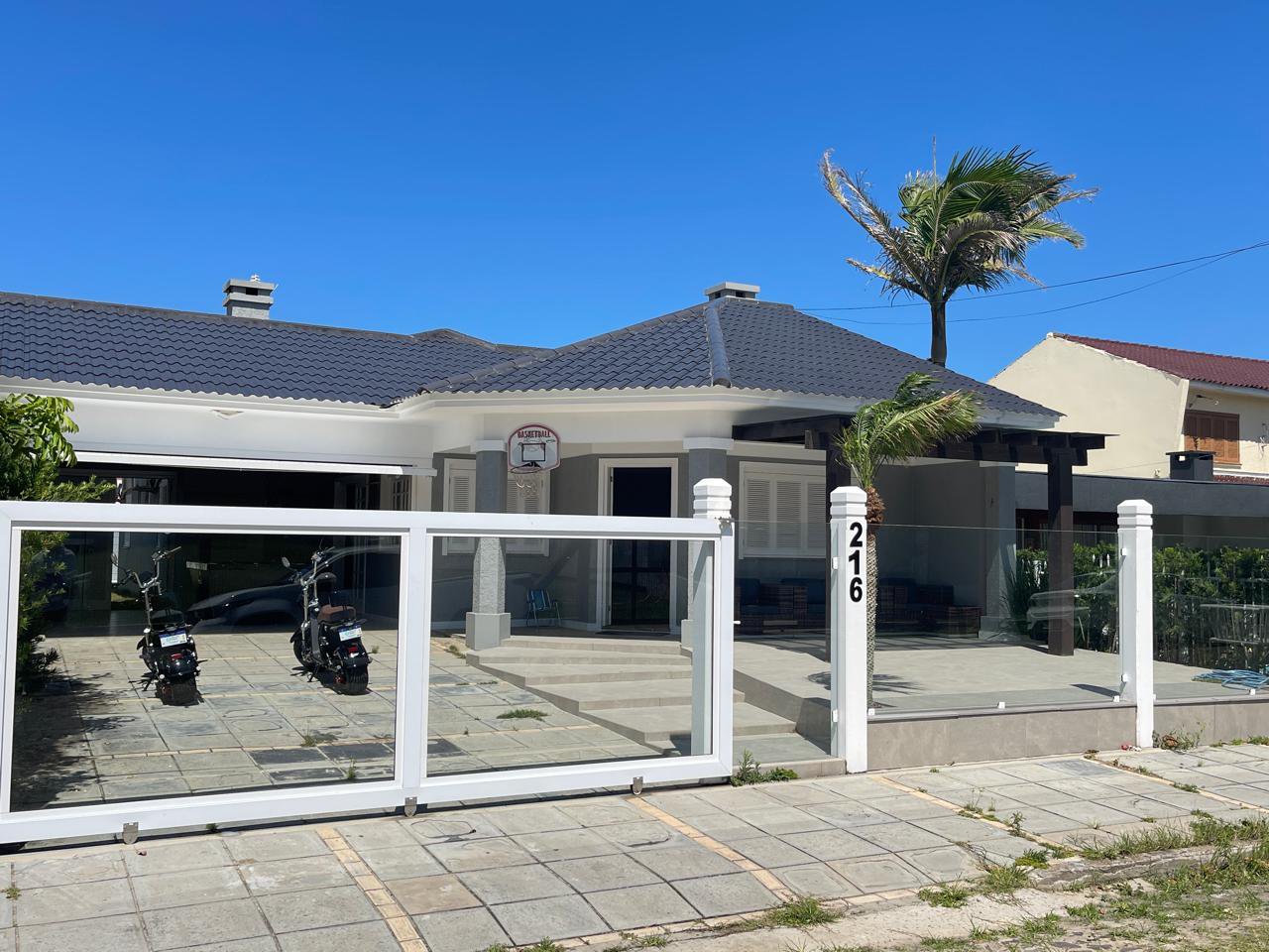 Casa mobiliada com piscina à venda no Centro de Xangri-Lá, próxima do mar