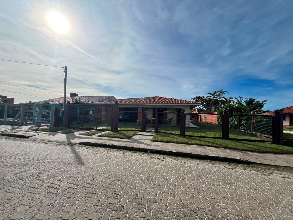 Casa mobiliada à venda no Centro de Xangri-Lá, de avenida, próximo do mar