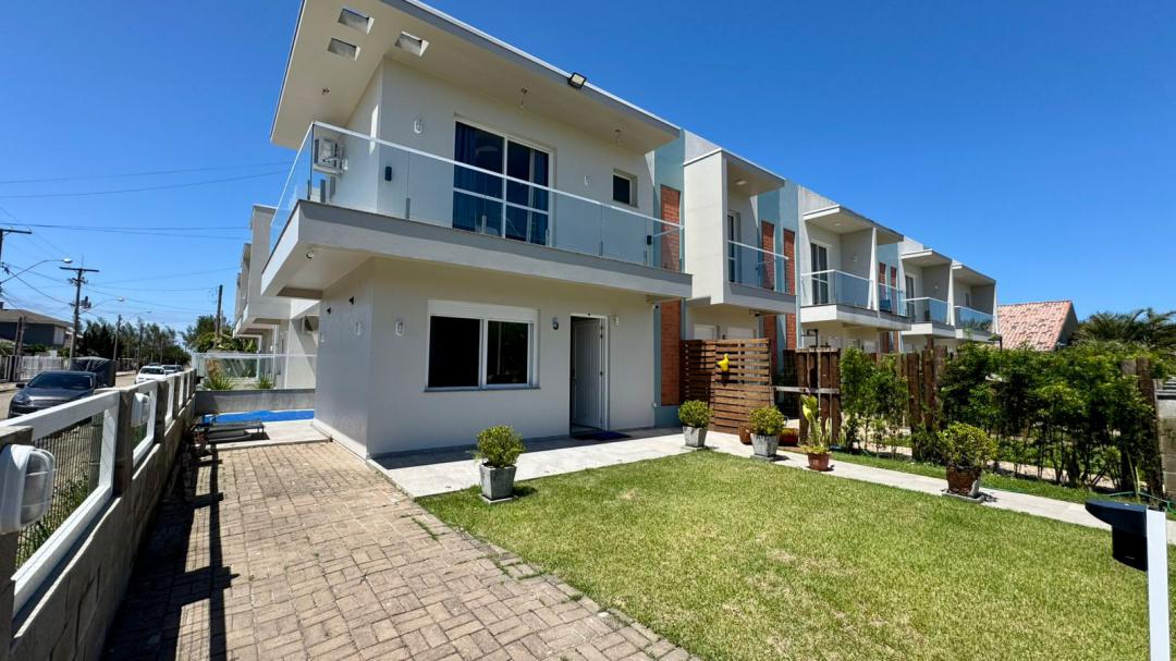 Sobrado com Piscina e Varanda Gourmet em Xangri-Lá - Centro - Venda