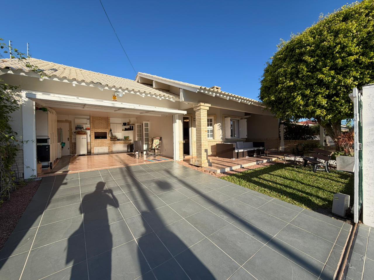 Casa mobiliada à venda no centro de Xangri-Lá com 161m2 e piscina