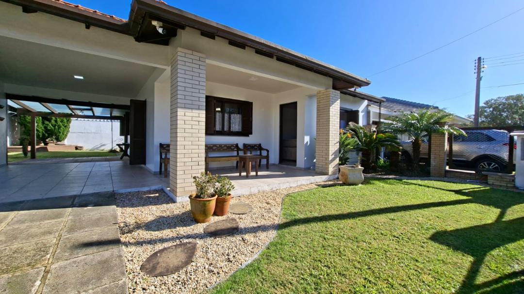 Casa Mobiliada à venda em Xangri-Lá, Noiva Do Mar, 2 terrenos, próxima do mar, frente leste, piscina - 130m²