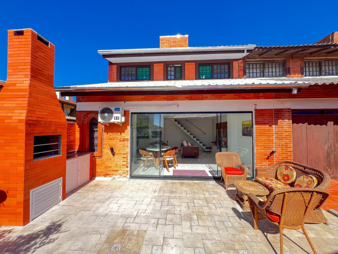 Sobrado mobiliado à venda em Xangri-Lá, Centro, 1 quadra do mar - 80m²