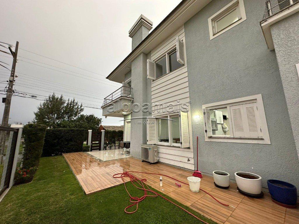 Sobrado Mobiliado com Piscina no Centro de Xangri-Lá, próximo do mar - Venda