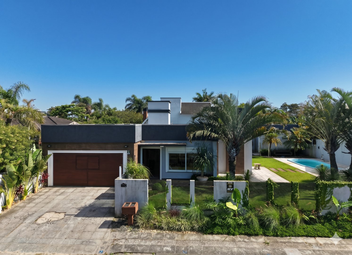 Casa à Venda em Atlântida, Xangri-Lá: 211m² Mobiliada com Piscina