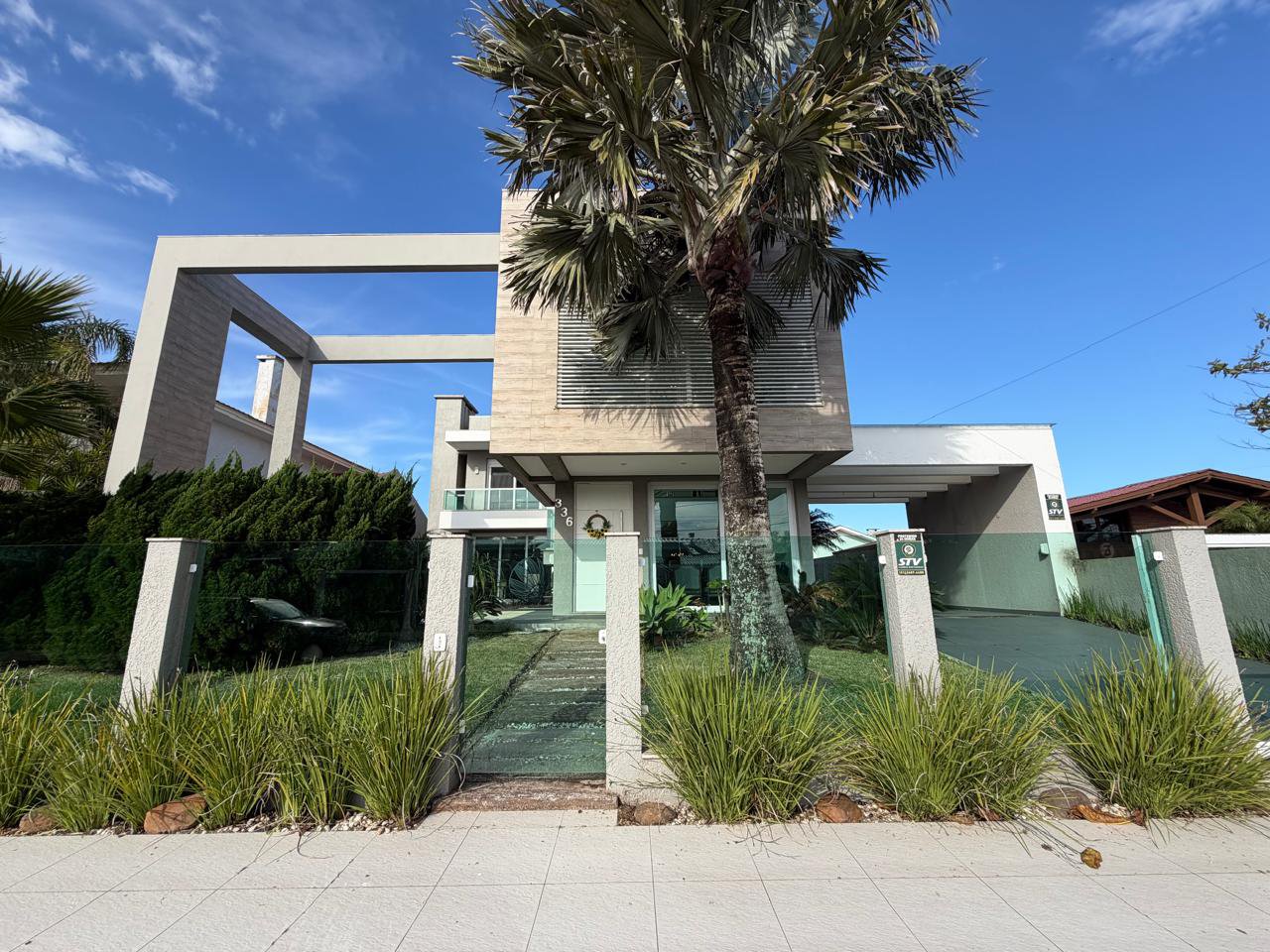 Sobrado Exclusivo em Atlântida Xangri-Lá com Piscina e 390m2