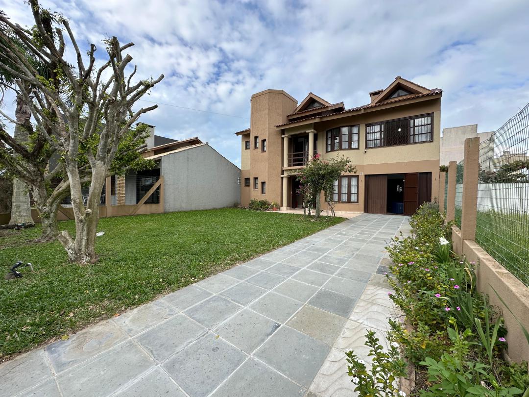 Sobrado mobiliado à venda em Xangri-Lá, Centro, próximo do mar - 210m²
