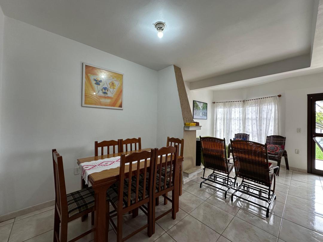 Sobrado mobiliado à venda em Xangri-Lá, Centro, próximo do mar - 210m²