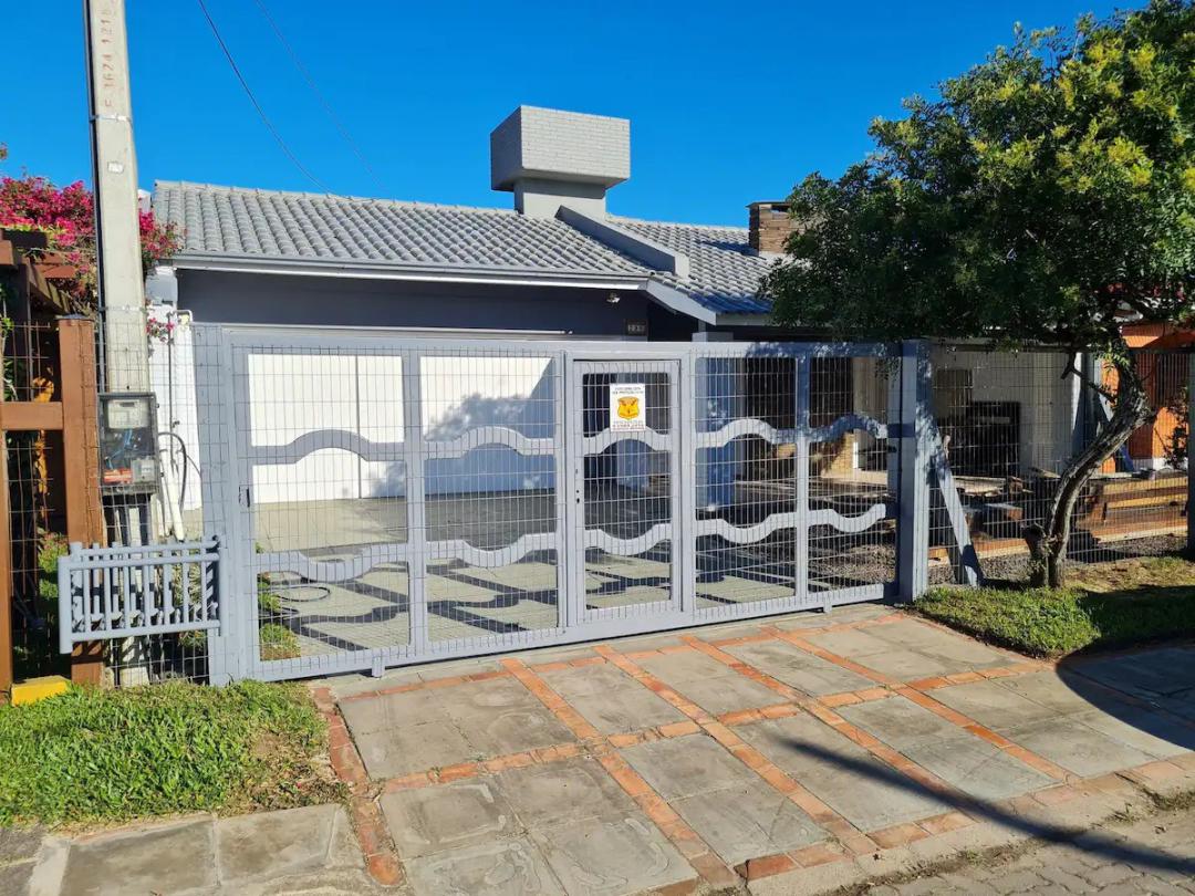 Casa Mobiliada à venda em Xangri-Lá, Centro - Churrasqueira, Piscina e Lareira!