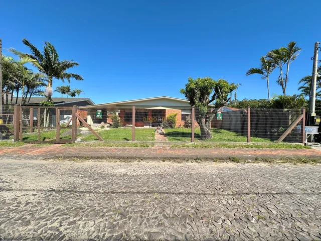 Casa à venda em Atlântida, Xangri-Lá: 201m², frente leste!