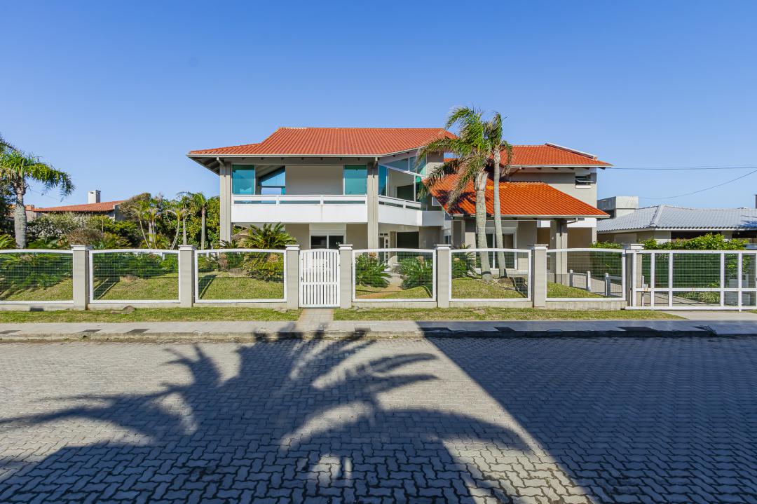 Sobrado Mobiliado com Piscina no Centro de Xangri-Lá, em 3 terrenos, próxima do mar - Venda — Centro — Xangri-Lá