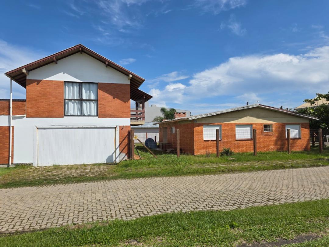 Casa Mobiliada à venda em Xangri-Lá, Centro, próxima do mar, esquina!