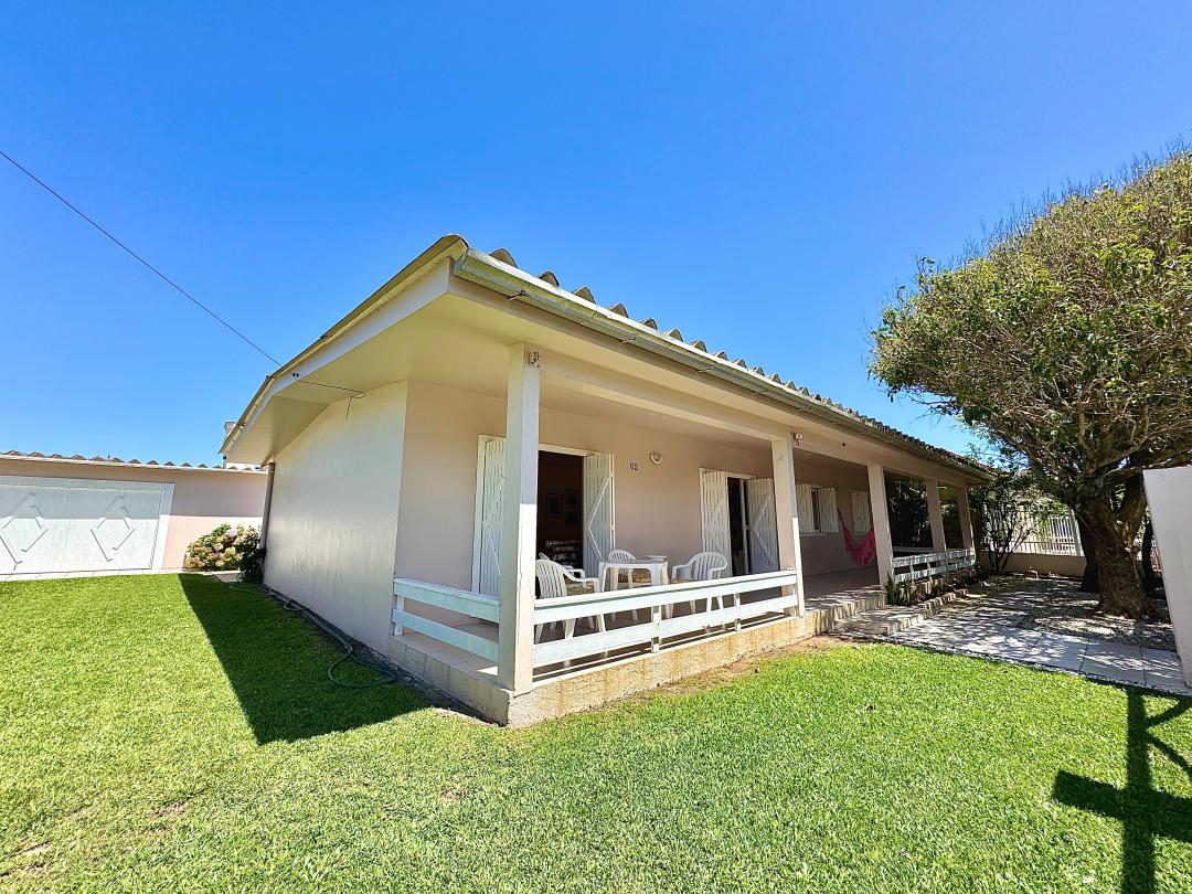 Casa Mobiliada à venda em Xangri-Lá, Noiva do Mar - Imóvel com churrasqueira, lareira e varanda gourmet