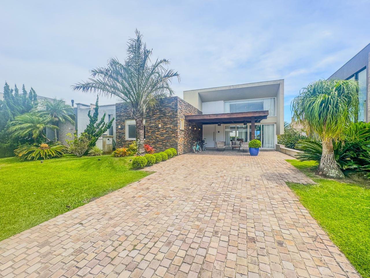 Casa à Venda no Ventura Club, Xangri-Lá: 222m² Mobiliada e Completa