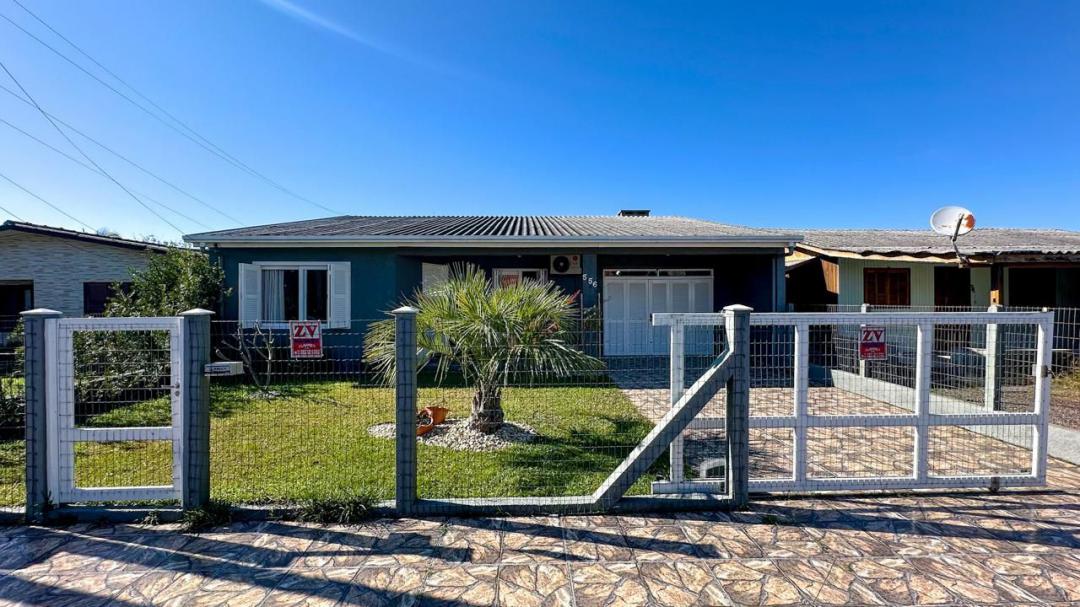 Casa semi-mobiliada com churrasqueira e piscina em Xangri-Lá - Oportunidade de compra