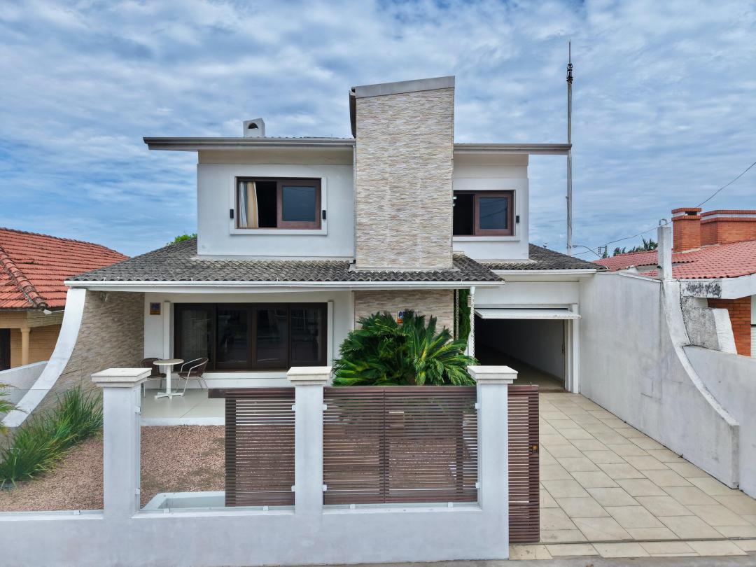 Sobrado à Venda em Rainha do Mar, Xangri-Lá - Mobiliado e com Área de Serviço