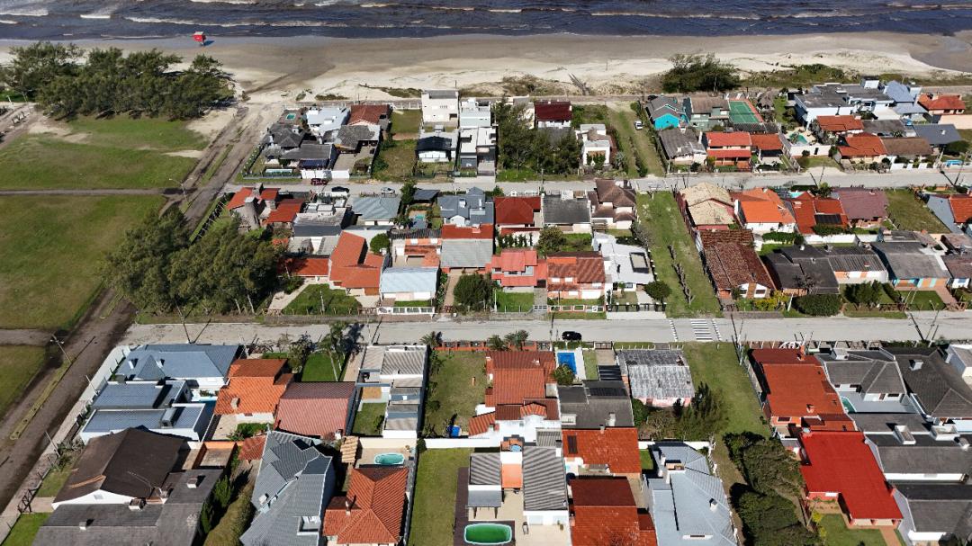 Casa Mobiliada à venda em Xangri-Lá, Noiva do Mar, 2 terrenos, próxima do mar - Com Piscina e Varanda Gourmet