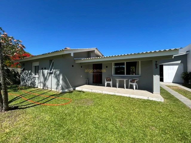 Linda Casa com Piscina em Atlântida, Xangri-Lá - Mobiliada - Venda